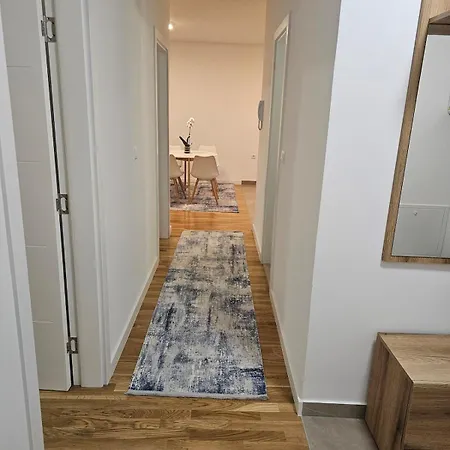 Sweet Spot, Large Flat With Free Parking, Between Sarajevo And Bosnian Pyramids In Visoko, Fits 6 Apartamento