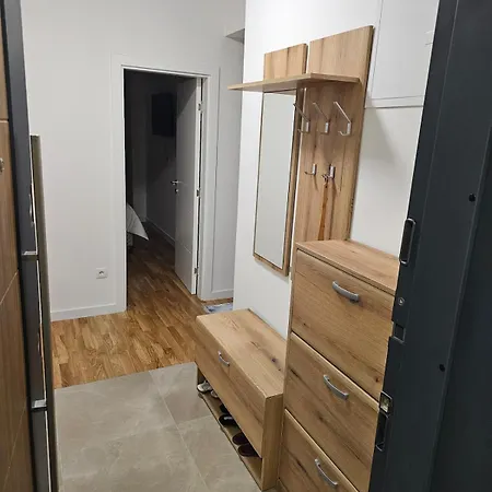 Sweet Spot, Large Flat With Free Parking, Between Sarajevo And Bosnian Pyramids In Visoko, Fits 6 Ilijas