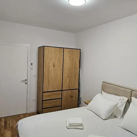 Appartamento Sweet Spot, Large Flat With Free Parking, Between Sarajevo And Bosnian Pyramids In Visoko, Fits 6 *