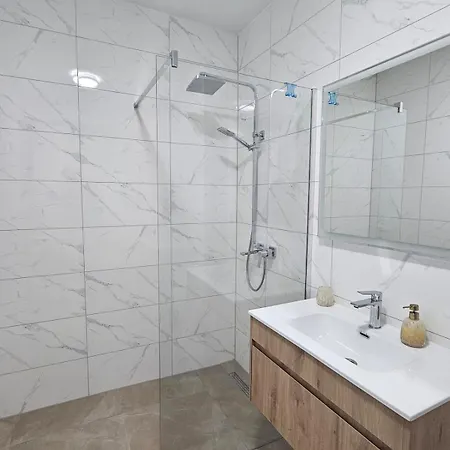 Sweet Spot, Large Flat With Free Parking, Between Sarajevo And Bosnian Pyramids In Visoko, Fits 6 *
