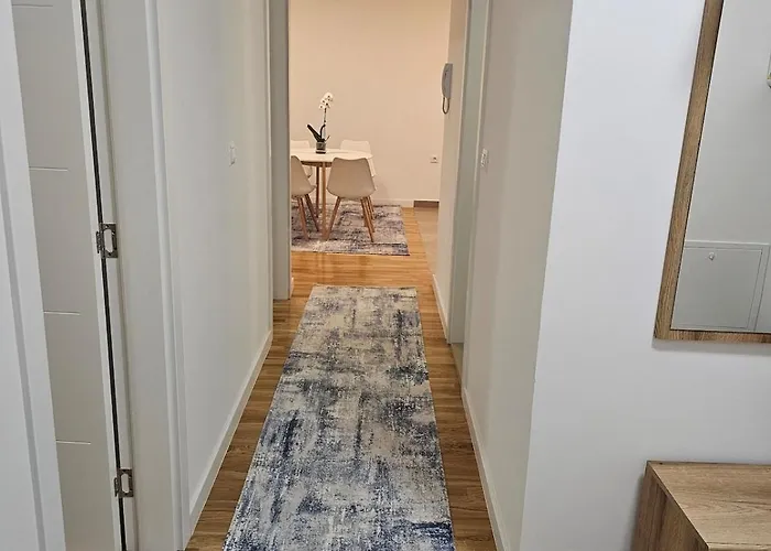 Sweet Spot, Large Flat With Free Parking, Between Sarajevo And Bosnian Pyramids In Visoko, Fits 6 Apartamento