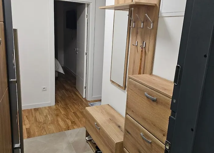 Sweet Spot, Large Flat With Free Parking, Between Sarajevo And Bosnian Pyramids In Visoko, Fits 6 Ilijas