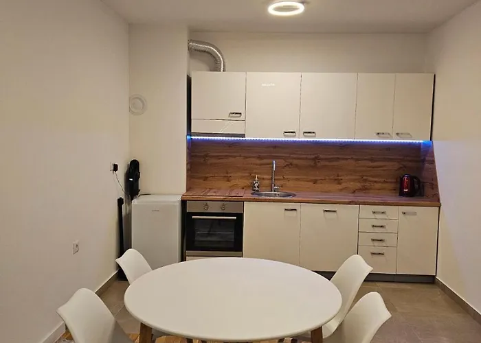 Apartamento Sweet Spot, Large Flat With Free Parking, Between Sarajevo And Bosnian Pyramids In Visoko, Fits 6 Ilijas