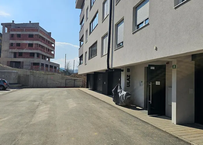 Sweet Spot, Large Flat With Free Parking, Between Sarajevo And Bosnian Pyramids In Visoko, Fits 6 Apartamento