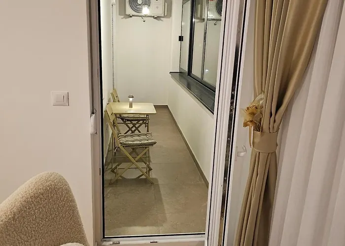 Sweet Spot, Large Flat With Free Parking, Between Sarajevo And Bosnian Pyramids In Visoko, Fits 6 Ilijas